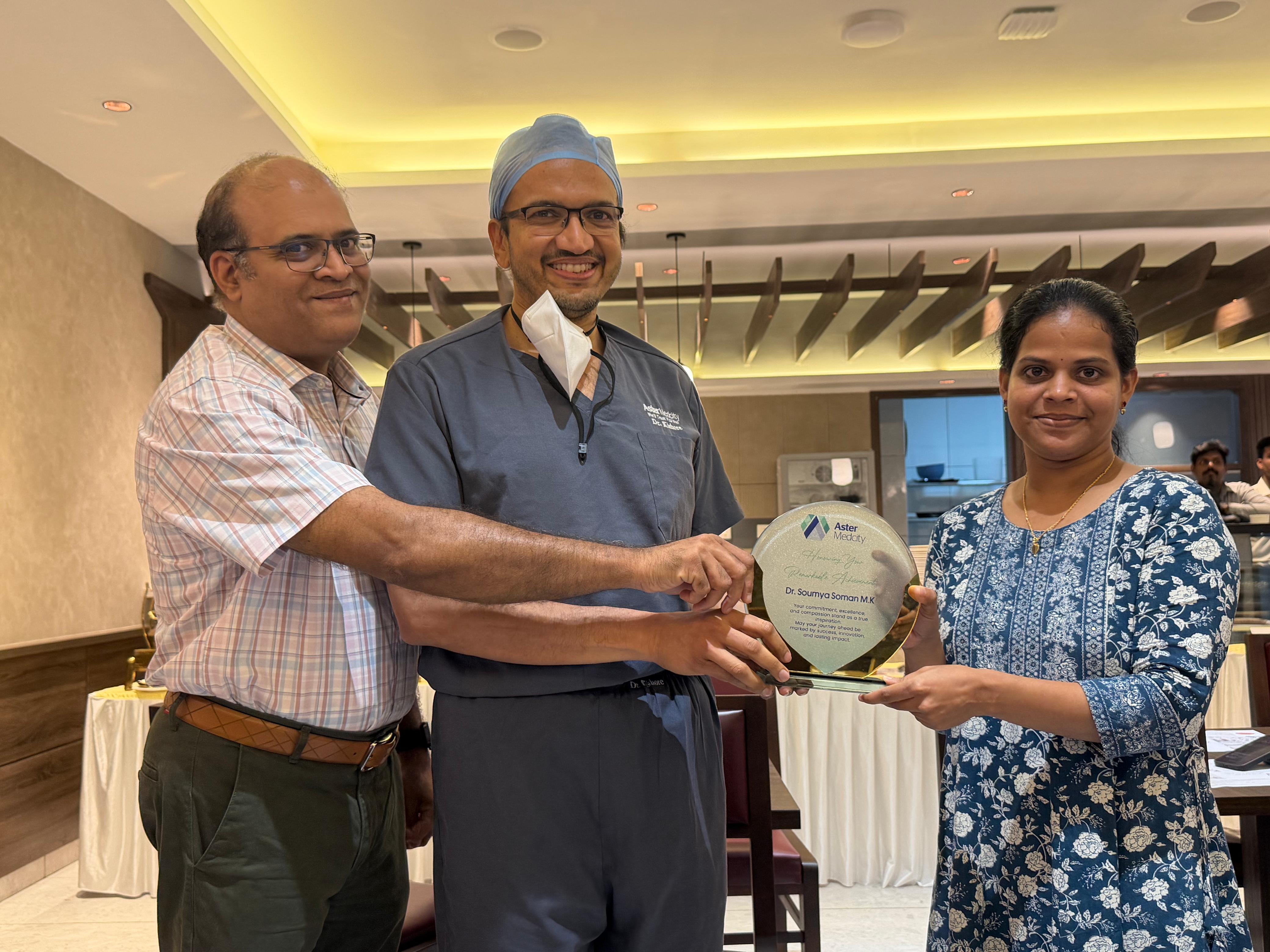 Dr. Soumya Soman MK receiving the Best Video Prize at USICON 2025